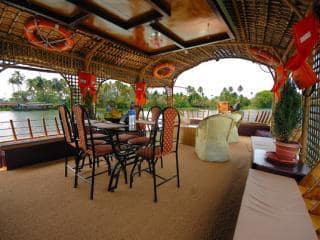 Whelp Luxury Houseboat Kumarakom Restaurant