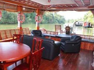 Berlitz Ceepee Houseboats Kumarakom Restaurant